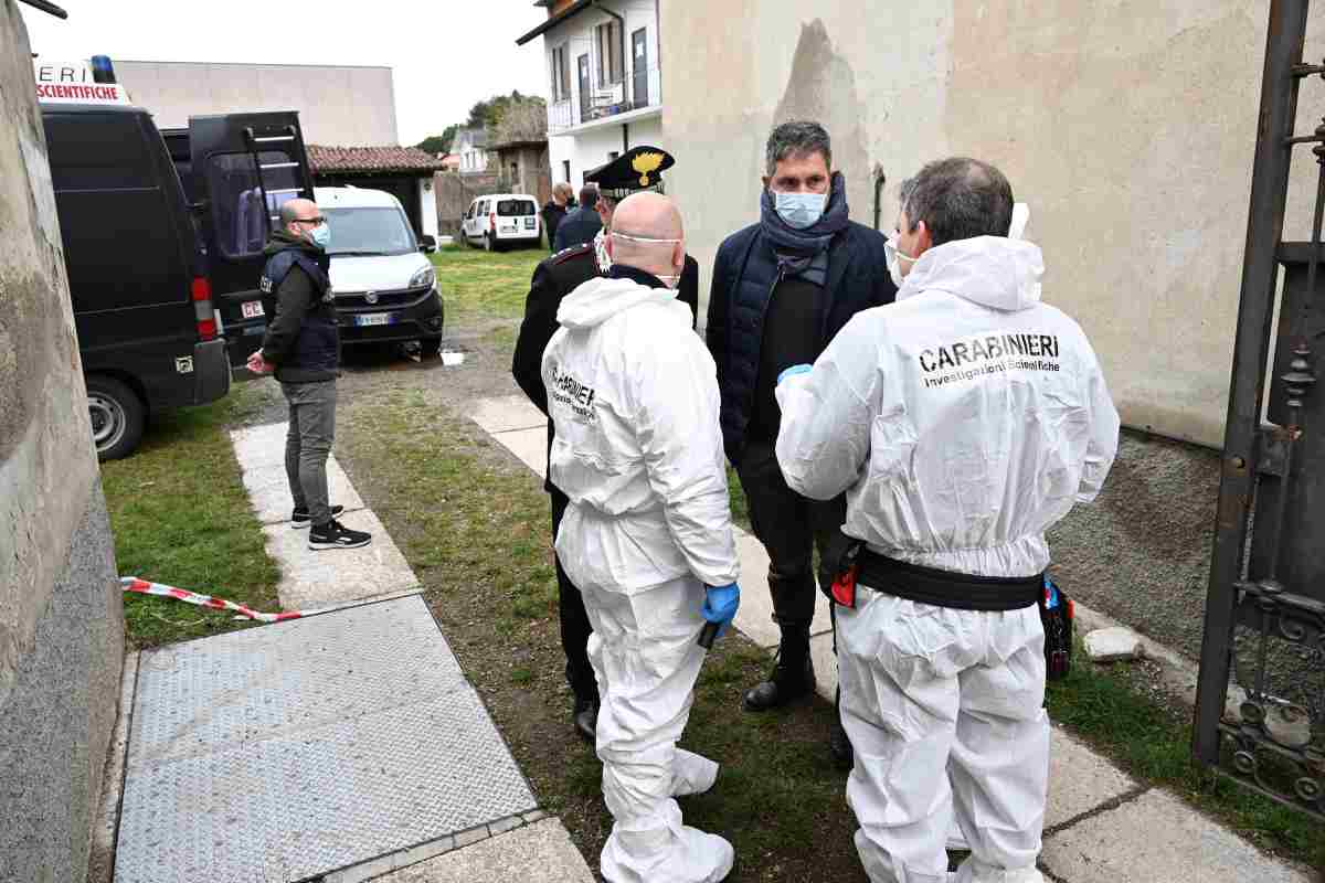 carabinieri sul luogo del delitto