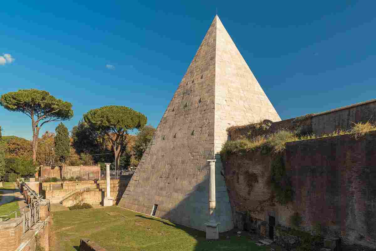 Piramide Cestia di Roma