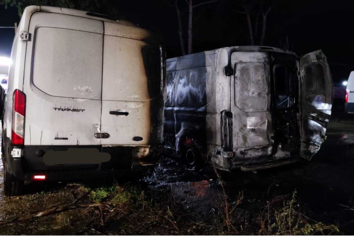 Furgoni incendiati ad Aprilia