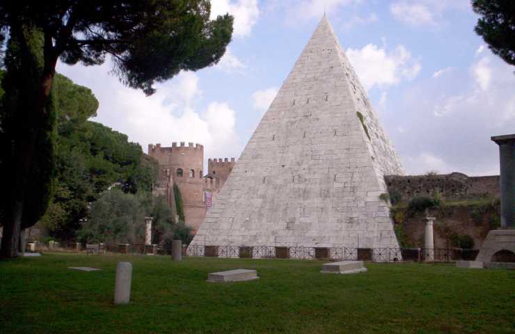 Piramide Cestia a Ostiense