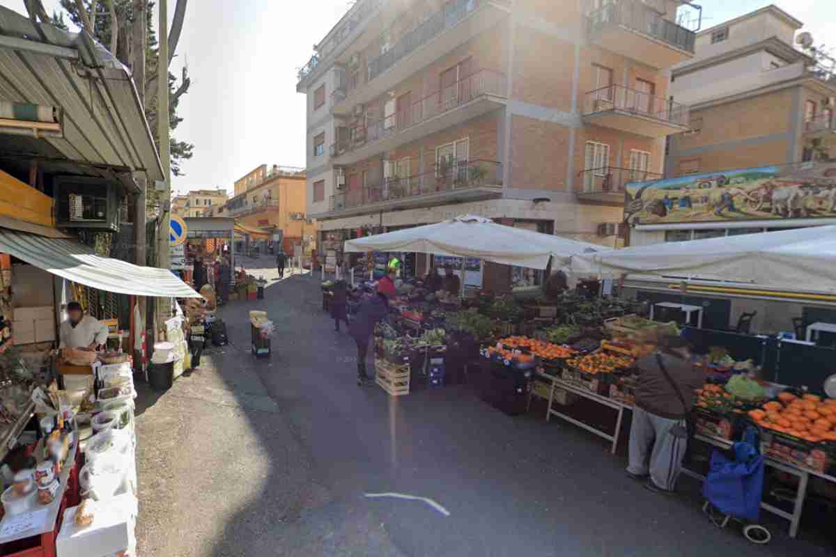 Piazza degli Alcioni nel quartiere di Torre Maura