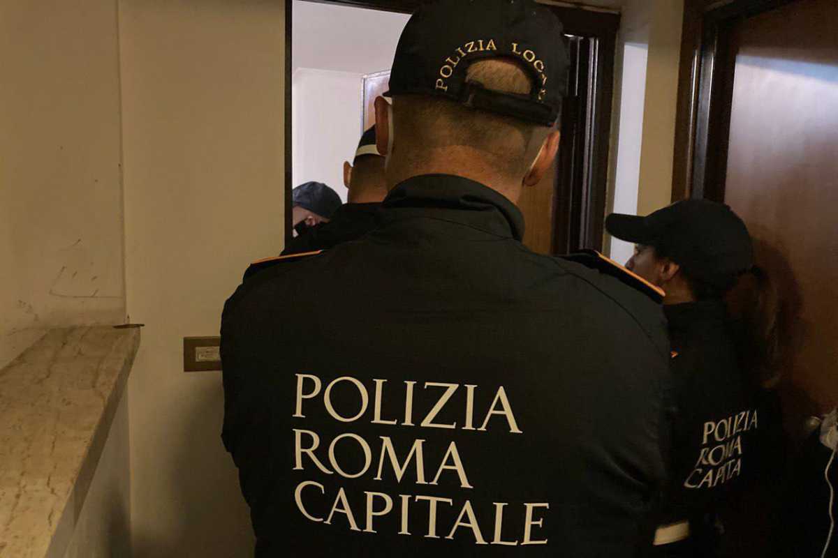 Polizia Locale di Roma durante uno sgombero