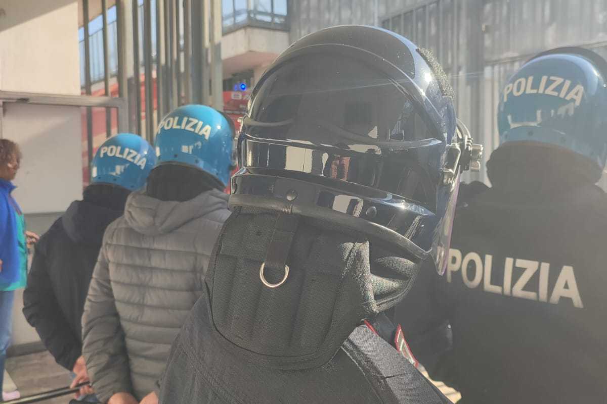 Antisommossa della Polizia di Stato al CPR di Ponte Galeria