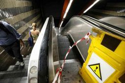 Scale mobili rotte nella Metro di Roma