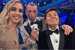 Selfie tra Chiara Ferragni, Amadeus e Gianni Morandi a Sanremo 2023