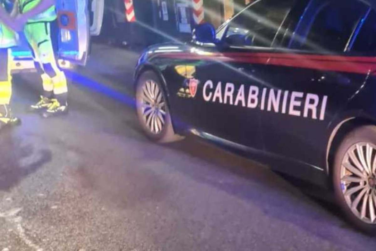 Tragico incidente nella notte: 45enne cade dallo scooter e muore