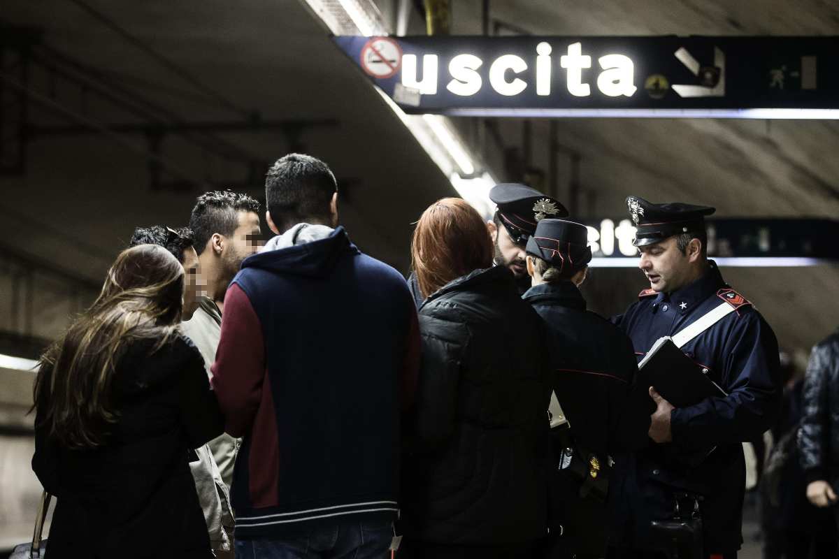 Carabinieri suicidio metro b roma oggi