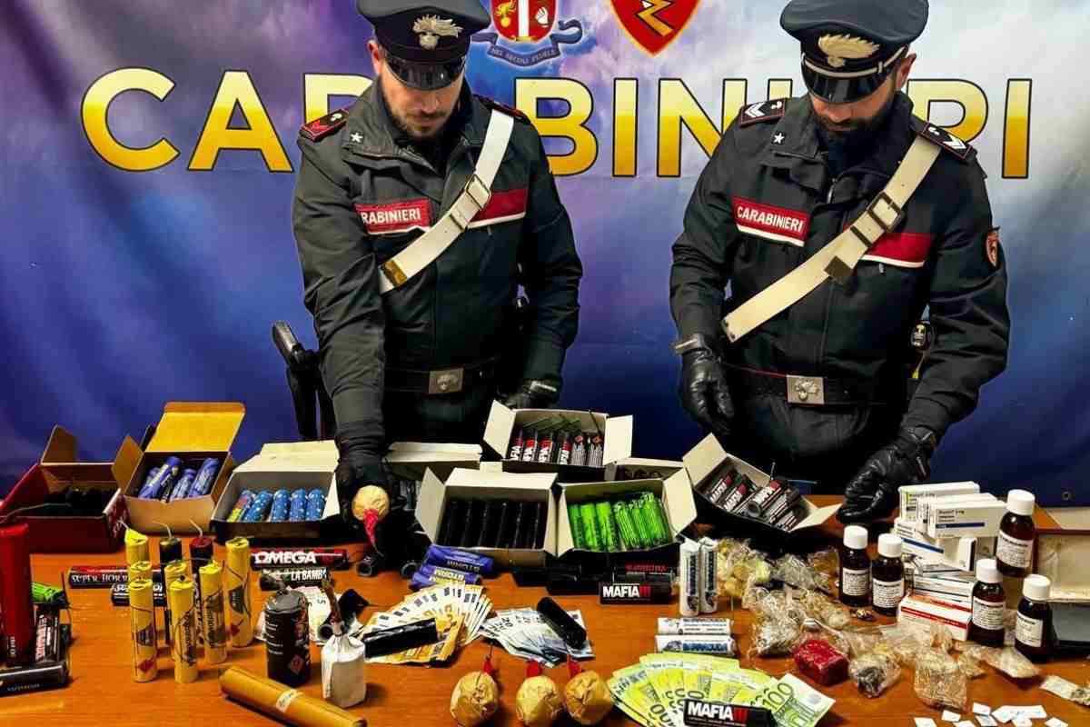 coppia stupefacente, nascondeva droga e fuochi d'artificio artigianali