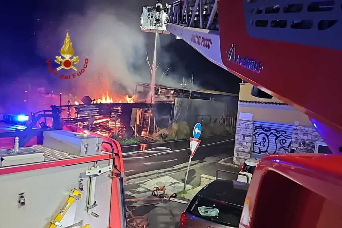 Paura al Tuscolano, incendio in via Anzio: falegnameria avvolta dalle fiamme