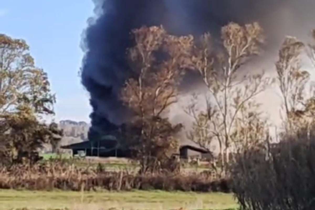 Capannone a fuoco incendio Fiumicino