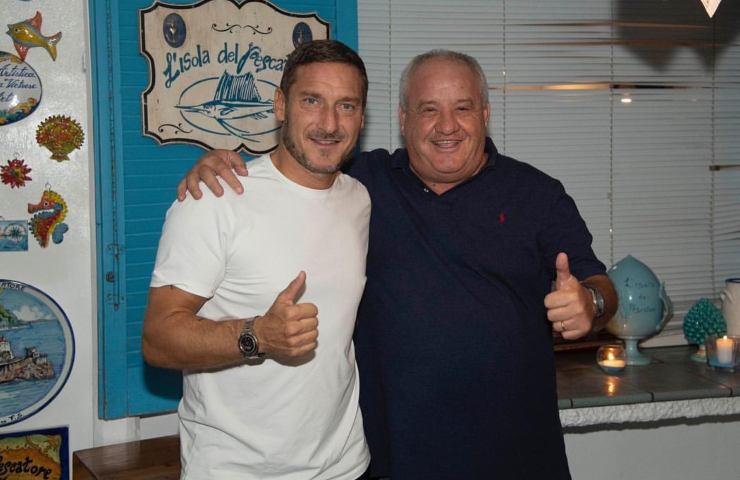Francesco Totti la foto al ristorante isola del pescatore 