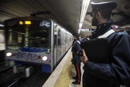 Carabinieri suicidio metro b roma oggi