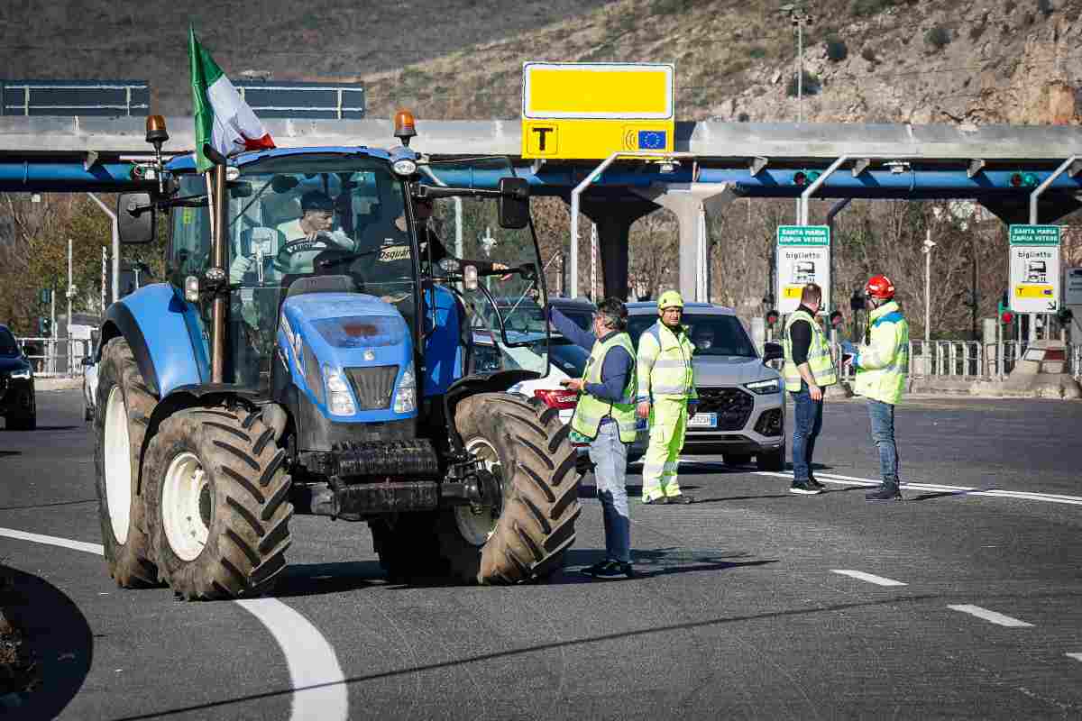 protesta agricoltori al casello autostradale di Orte, nel viterbese