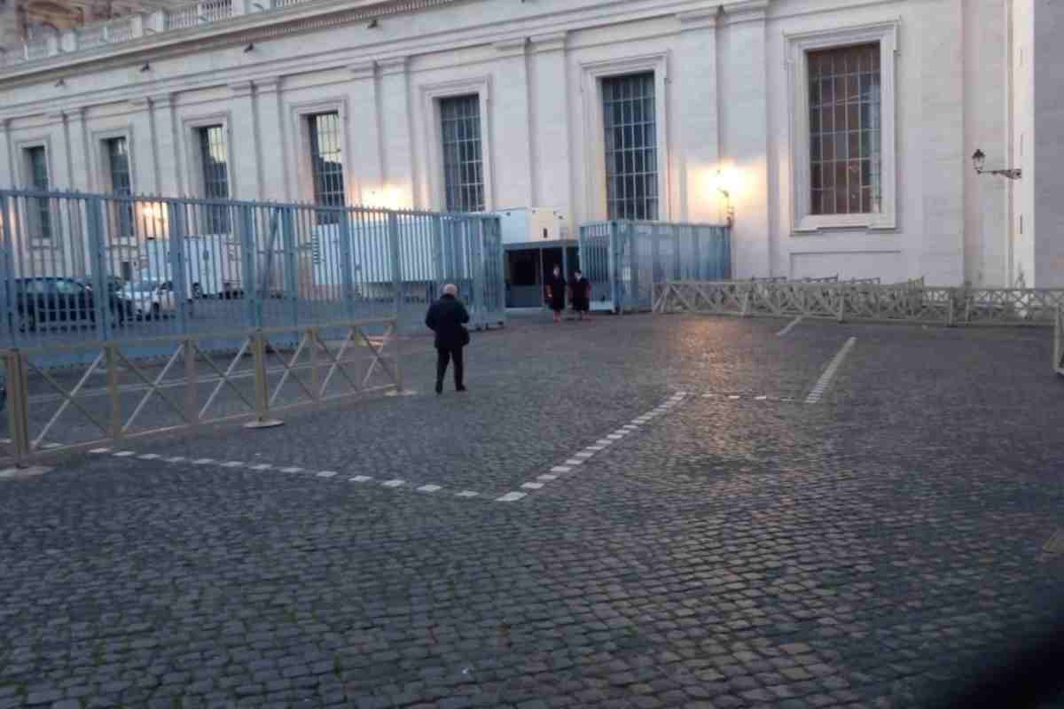 linea tratteggiata in piazza San Pietro