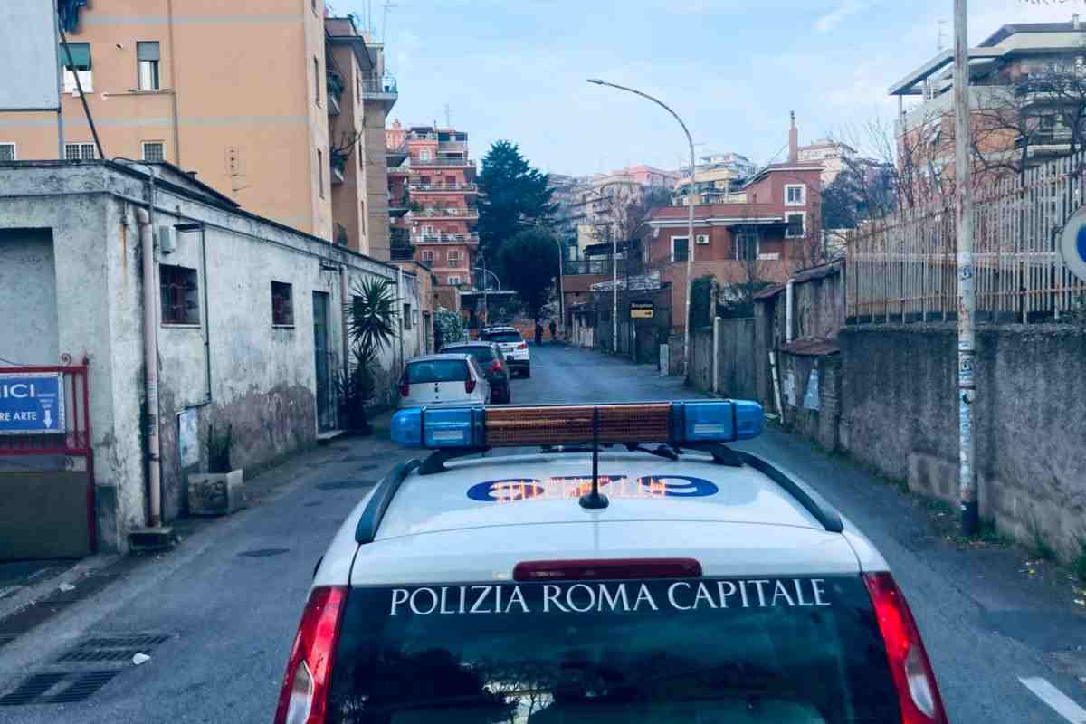 Roma, fermato autocarro al Prenestino: trasportava abusivamente 50 batterie d’auto