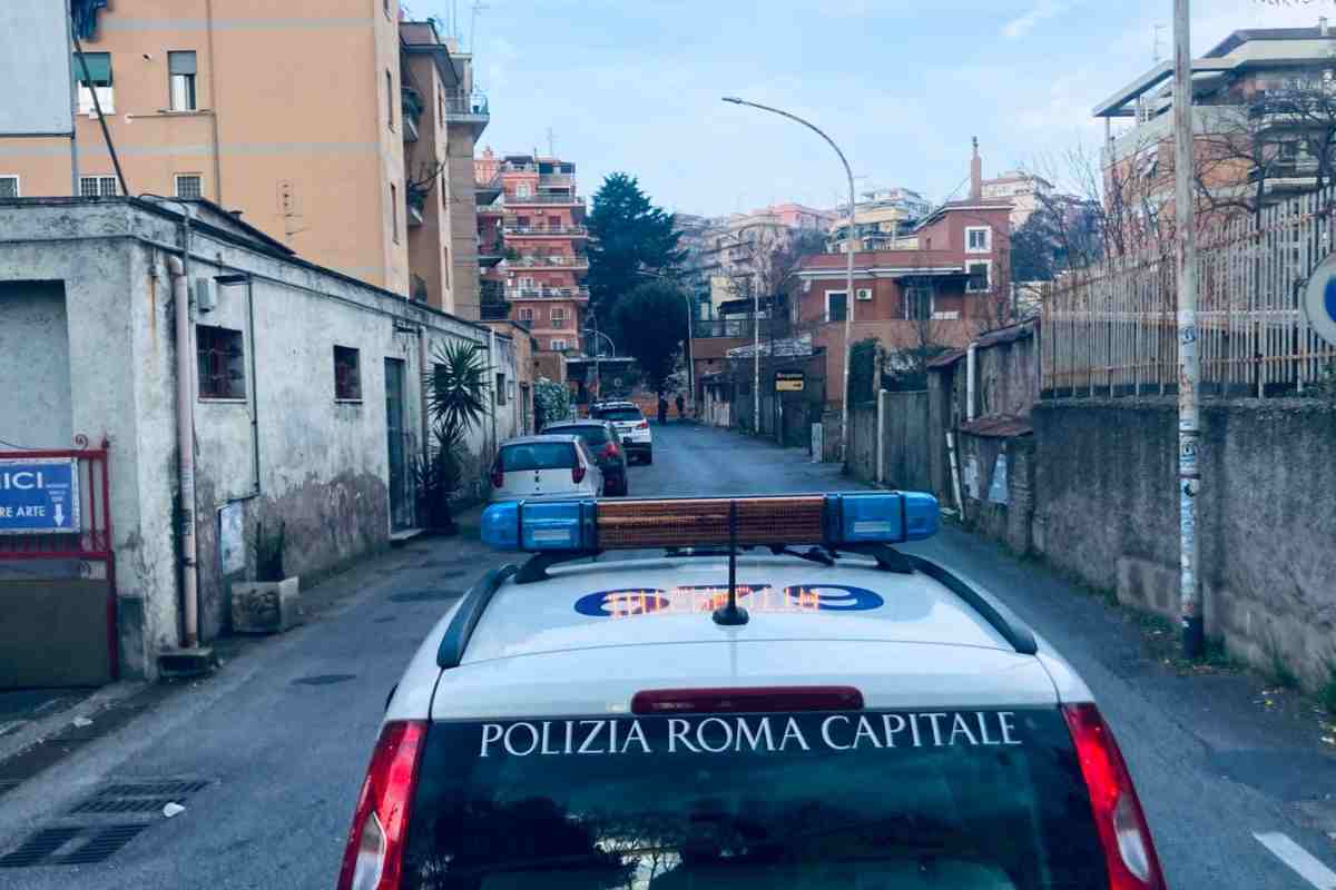 Polizia Locale in Via dei Grottoni per voragine Roma magliana