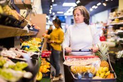 Signora al supermercato