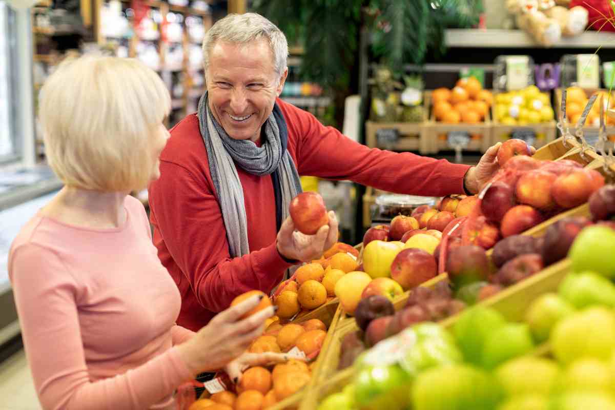 Anziani al supermercato mentre fanno la spesa