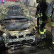 Pompieri intervengono sull'auto in fiamme sull'A24