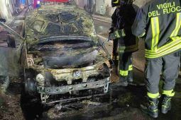 Pompieri intervengono sull'auto in fiamme sull'A24