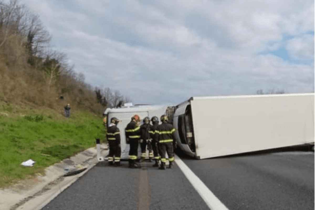 Autotreno ribaltato sull'A1