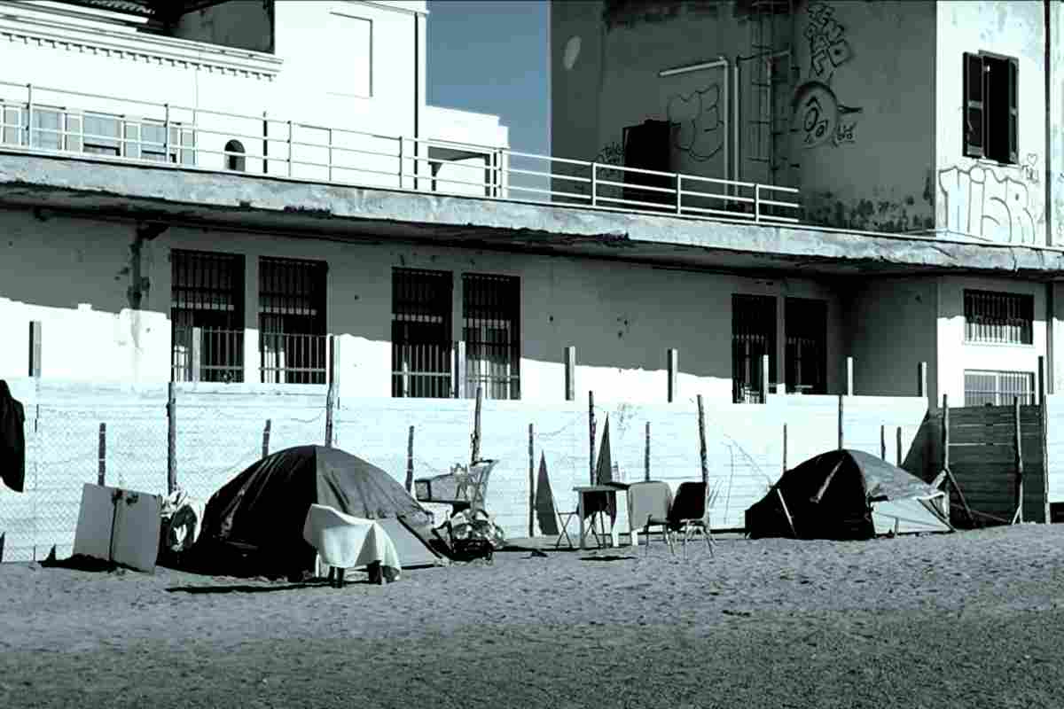 Baraccopoli sulla spiaggia di Ostia