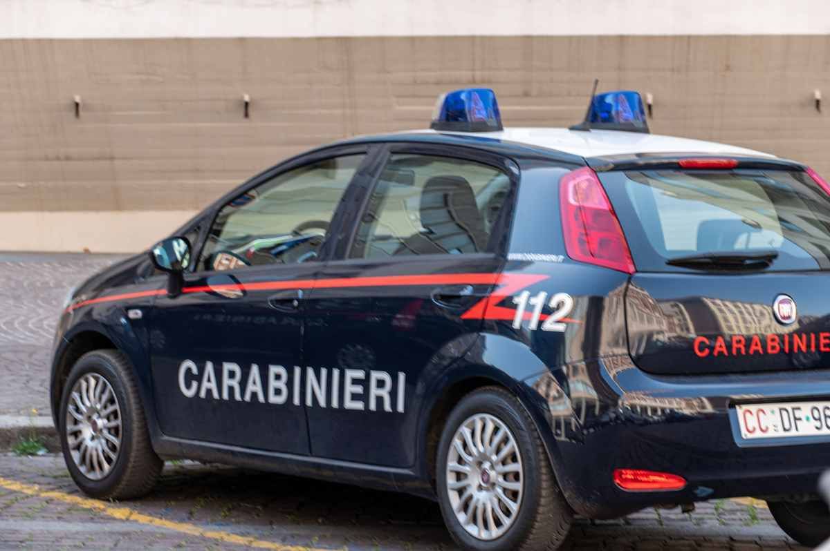 Roma, 24enne ai domiciliari va in giro per la città con scacciacani e guanti: arrestato