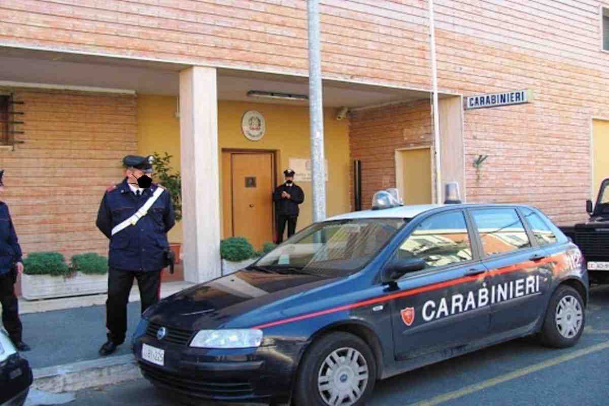 Si rifugia dai Carabinieri per fuggire alla furia dei parenti: caos in Caserma, ferito un militare