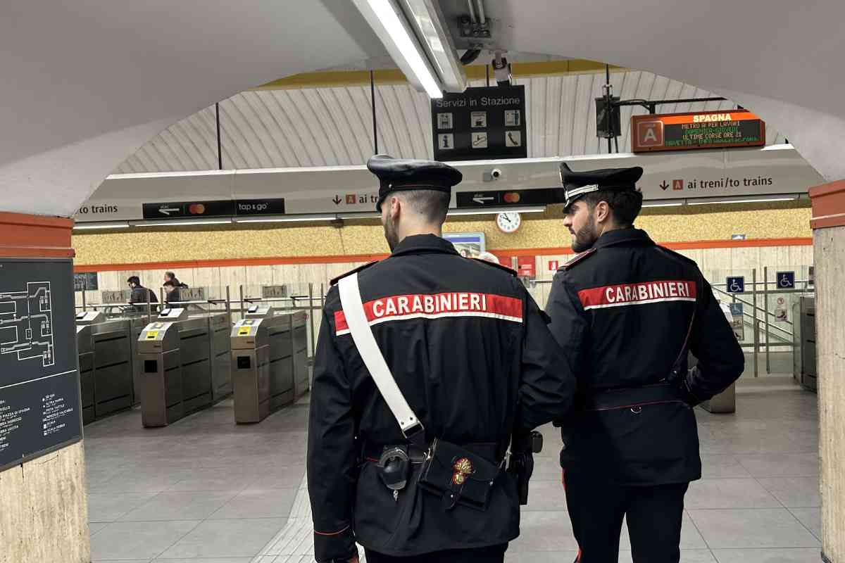 Carabinieri sulla Metro A