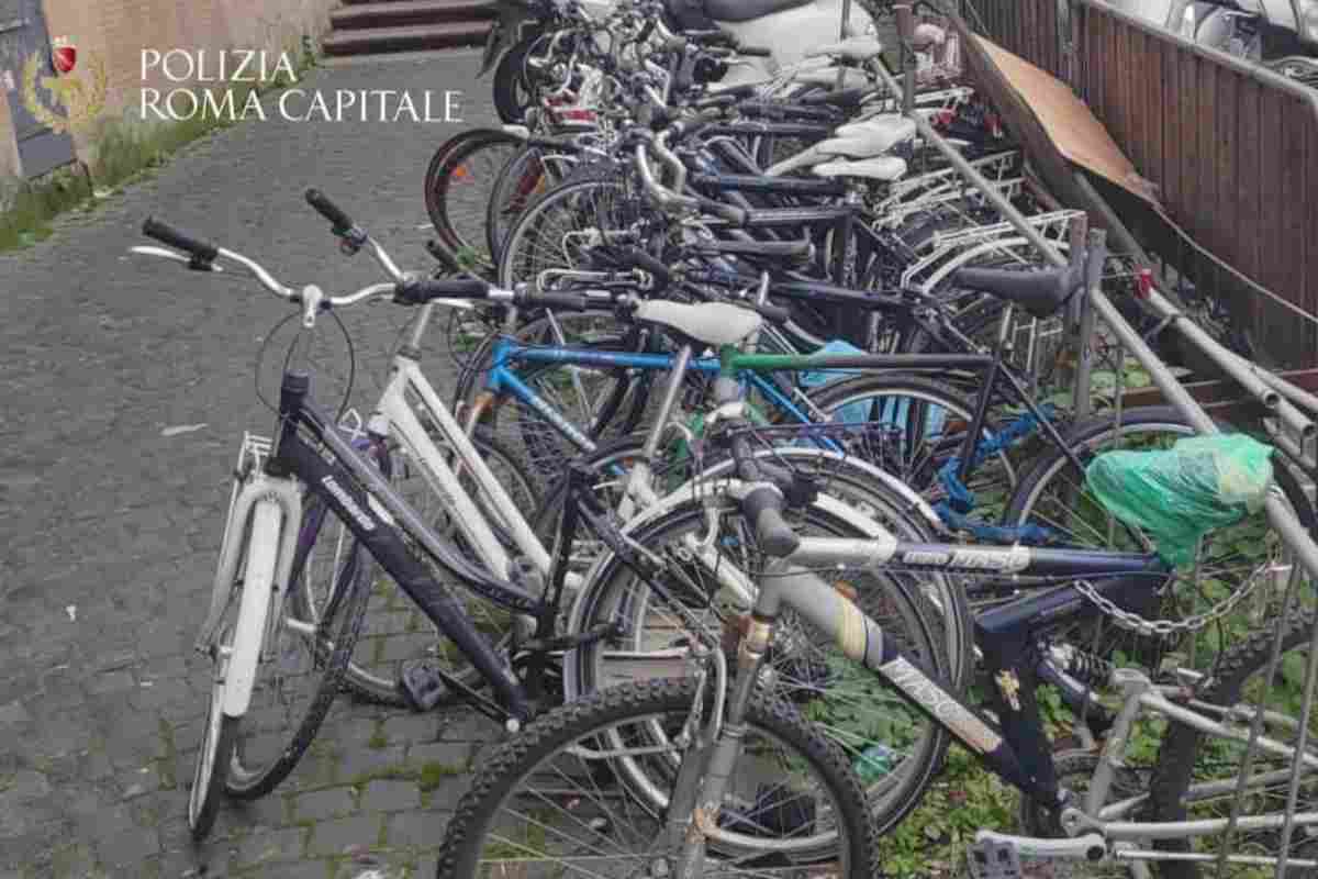 Biciclette abbandonate a piazza del Popolo