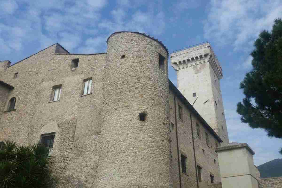 Foto del Castello Savelli Torlonia di lato