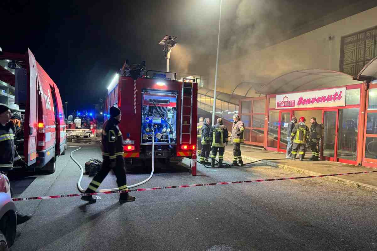 Incendio al centro commerciale di Valmontone