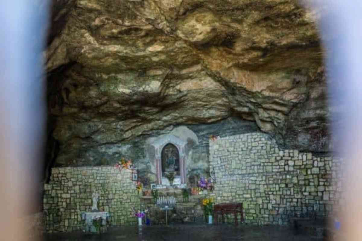 Interno dell'Eremo di San Michele Arcangelo