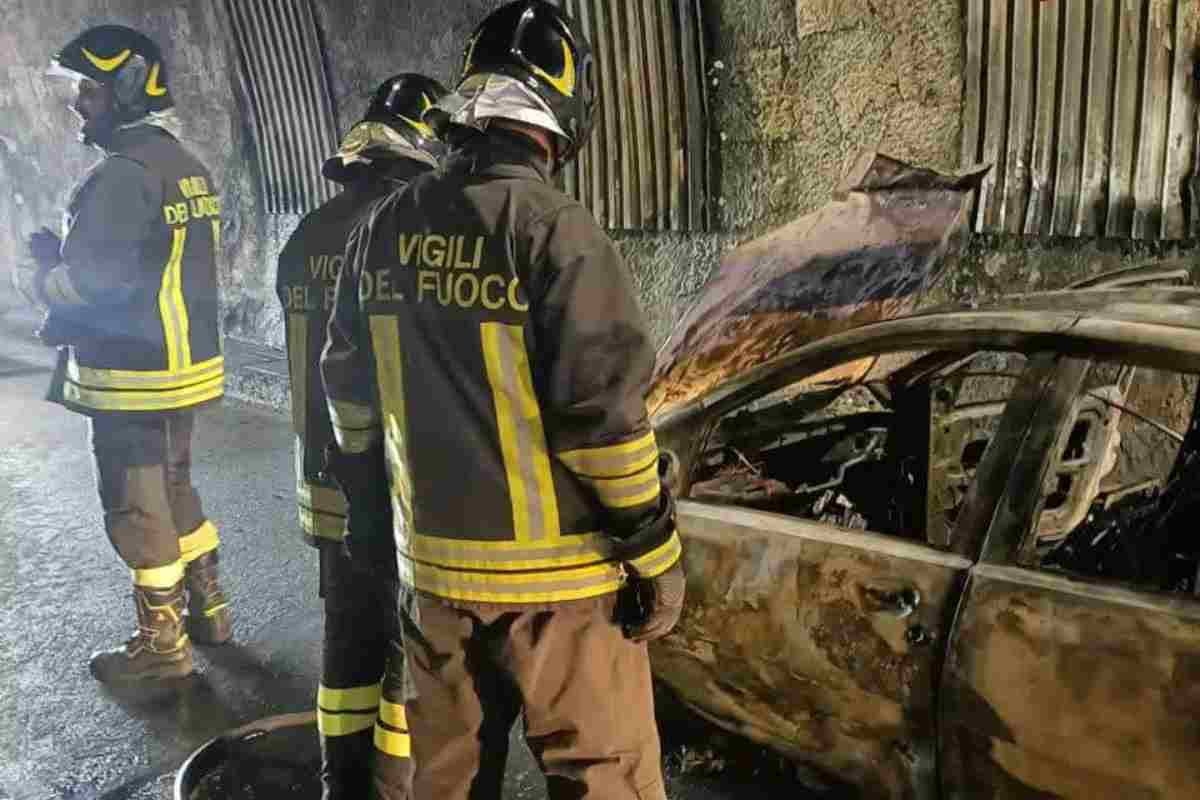 Pompieri spengono l'auto in fiamme sull'A24