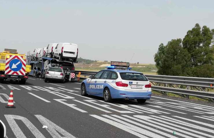 Polizia stradale in autostrada