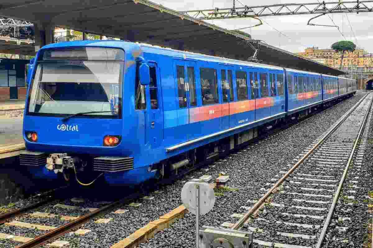 Treno sulla Roma-Lido