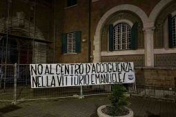 Striscione sotto il X Municipio