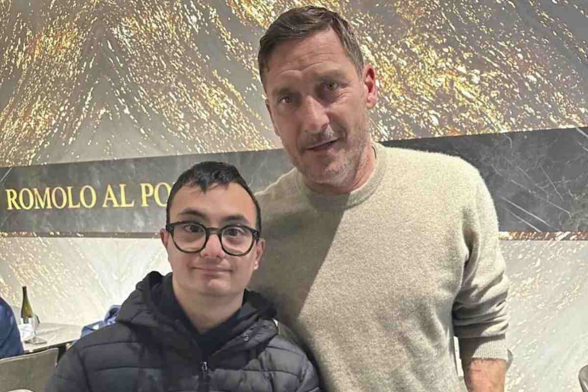 Francesco Totti con un fan