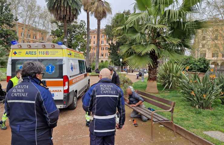 Polizia Locale soccorre l'uomo al parco di Roma