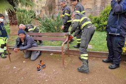 Uomo bloccato nella panchina a piazza Vittorio Emanuele