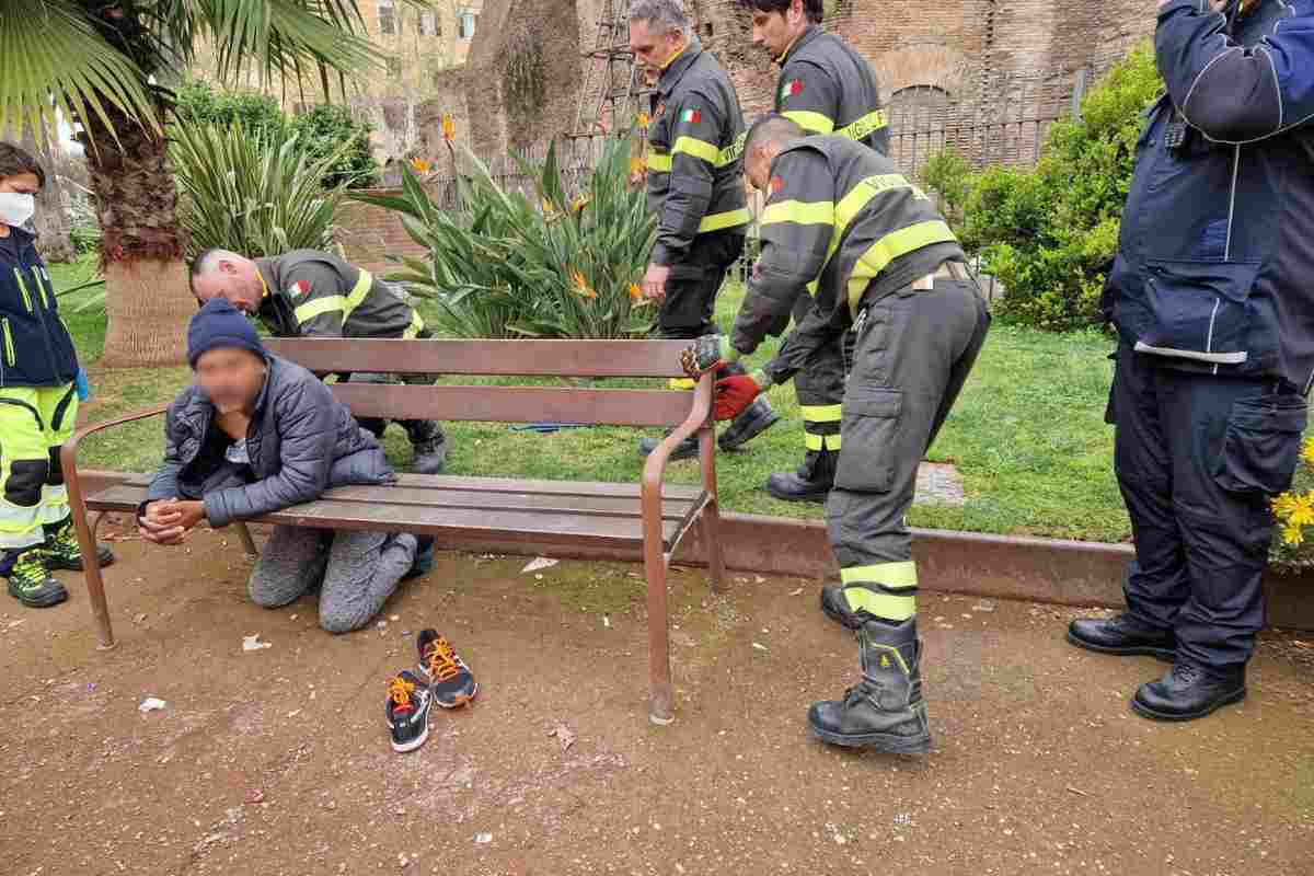 Uomo incastrato in una panchina a Roma: salvato dalla Polizia Locale e i Vigili del Fuoco