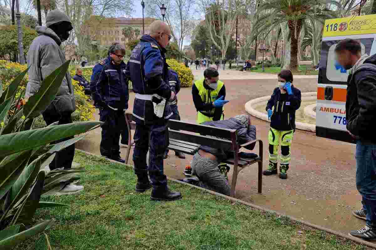 Soccorsi in azione a piazza Vittorio Emanuele a Roma