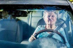 Persona anziana alla guida