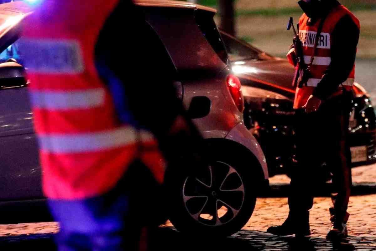 Carabinieri fermano tre uomini in fuga su un'auto rubata