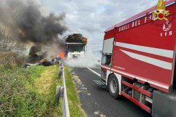 in fiamme autocarro con balle di fieno