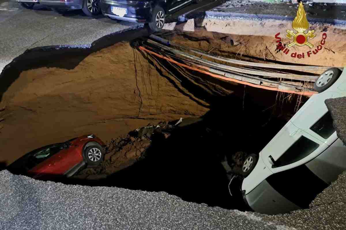 Maxi voragine a Roma inghiotte le auto: lo spaventoso momento del crollo | VIDEO