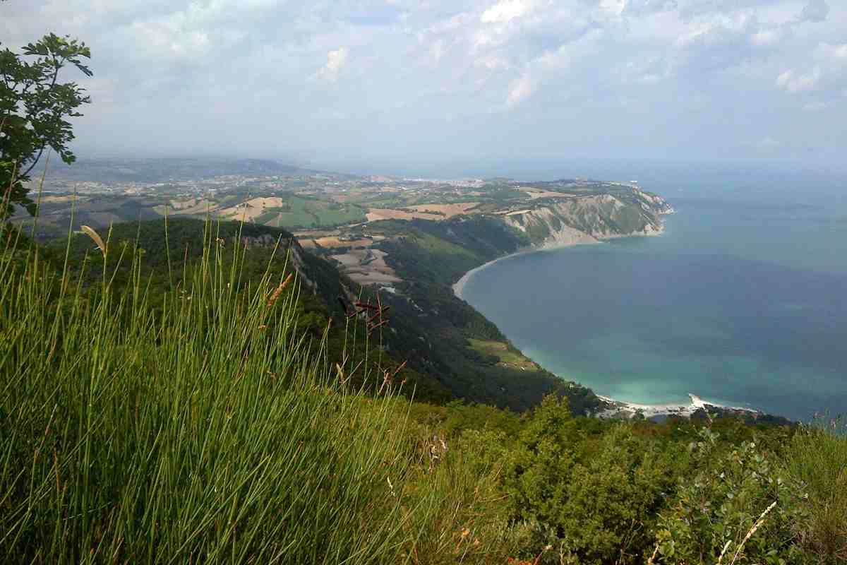 Si affaccia troppo per guardare il panorama e precipita nel vuoto: muore una donna