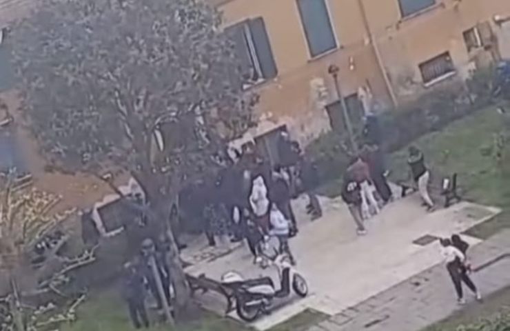 gente in strada per opporsi agli sgomberi