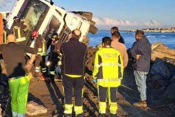 camion si ribalta sulla scogliera