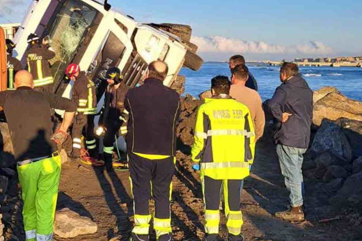 camion si ribalta sulla scogliera